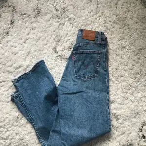 Levis ribcage straight jeans i storlek 25  Använda men ej slitna och ser nya ut