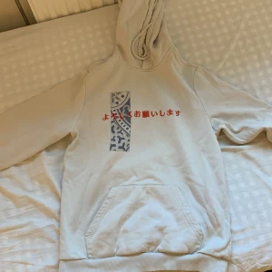 Hoodies  - Första vita tröjan storlek S Blåa tröjan storlek S Tredje vita tröjan storlek M 100 kr styck. 250:- för alla 3