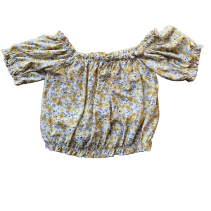 Blommig topp - Jättefin sommartorp som man kan ha både off-shoulder och vanligt!! Perfekt skick också🥰väldigt stretchig så passar allt från xs-m (m om man vill ha det tajt)