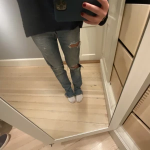 Lågmidjade jeans med hål!! - Coola lowwaist jeans med hål. Ganska långa!! 