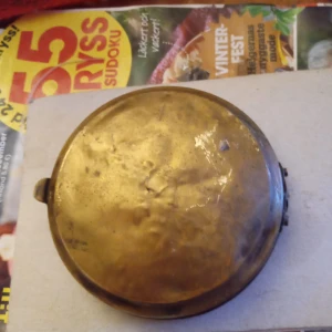 Sotlucka i Mässing . - Begagnad sotlucka mässing , 10 cm stor .