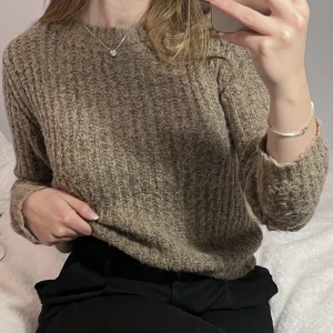 Stickad tröja  - Superfin stickad tröja från Bershka som tyvärr inte används 🤍🤍 stl xs