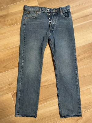 Levis jeans 501 - Ett par helt oanvända jeans som är köpta nyligen och passar mig som är 182 perfekt. Säljer då jag inte riktigt gillar passformen. Storlek 32/32.