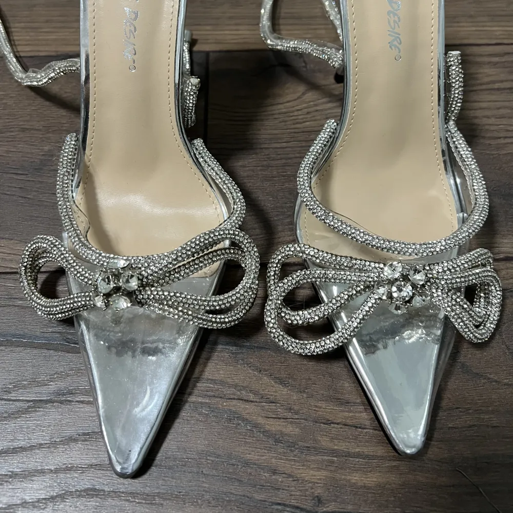 Hej! Jag säljer mina ”rhinestone heels” från Public desire, pga att jag råkade köpa fel storlek. Dem är aldrig använda förutom testat för foto. Ledsen att jag får sälja dem men eftersom jag inte har någon användning av dem, tyvärr. Köpta för 480kr. . Skor.