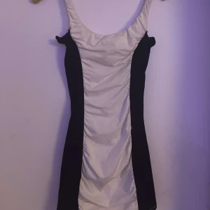 Klänning - En fin ribbad klänning från Gina i storlek xs.💘