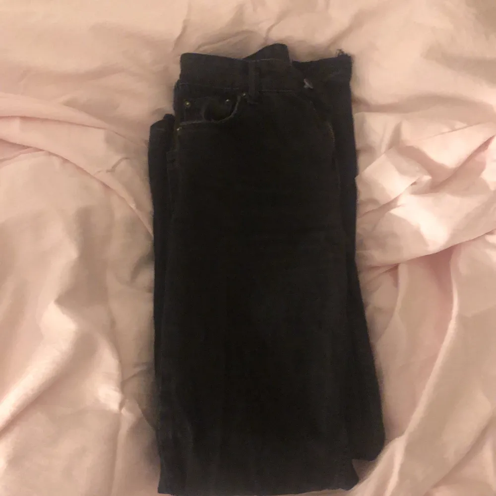 Supersnygga straight jeans från bershka i mörkgrå/svart🖤 sparsamt använda och supersköna. I stl 36/S.. Jeans & Byxor.