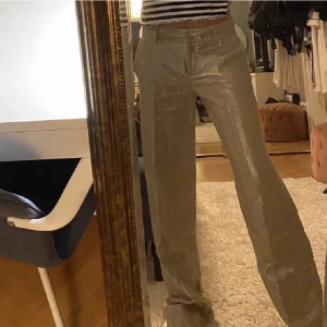glittriga silver byxor  - långa lågmidjade byxor i tjockt linne material, använt 1 gång vid nyår - nyskick. Jag är 170 för referens