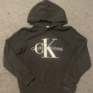 Calvin Klein hoodie  - Säljer min Calvin Klein hoodie för 200kr. Köpt för 600kr. Säljer pga kommer inte till användning och har vuxit ur den.