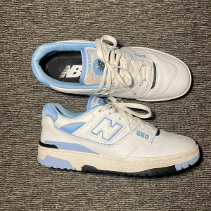 New Balance 550 UNC WhiteUniversityBlue - Säljer dessa New Balance 550 UNC White University Blue säljer då jag vill köpa ett par andra, köpta från Restocks hemsida och där av finns kvitto på Mail, ny pris just nu ligger runt 3200kr. Extremt skön och snygg sko som passar till det mesta😍 säljer ändats vid bra bud då skorna är i väldigt bra skick, skriv privat för fler bilder eller om du är intresserad, (står för frakten vid snabb och enkel affär)