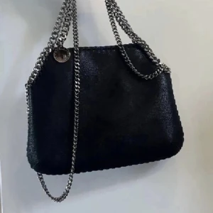 Stella McCartney väska - En äkta stella McCartney väska i modellen falabelle medium bag. Köpt från miinto, finns digitalt kvitto. Pris kan diskuteras! 