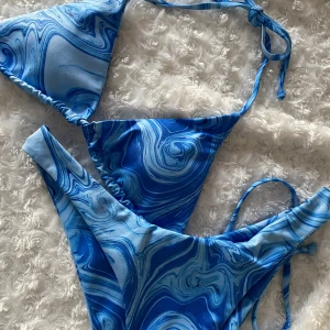Blå bikini 💙 - Köpte den i somras, endast använd ett par gånger. Postas självklart tvättad och det går att bara köpa en del ❤️✨ strl M men skulle säga att den sitter mellan Xs-S