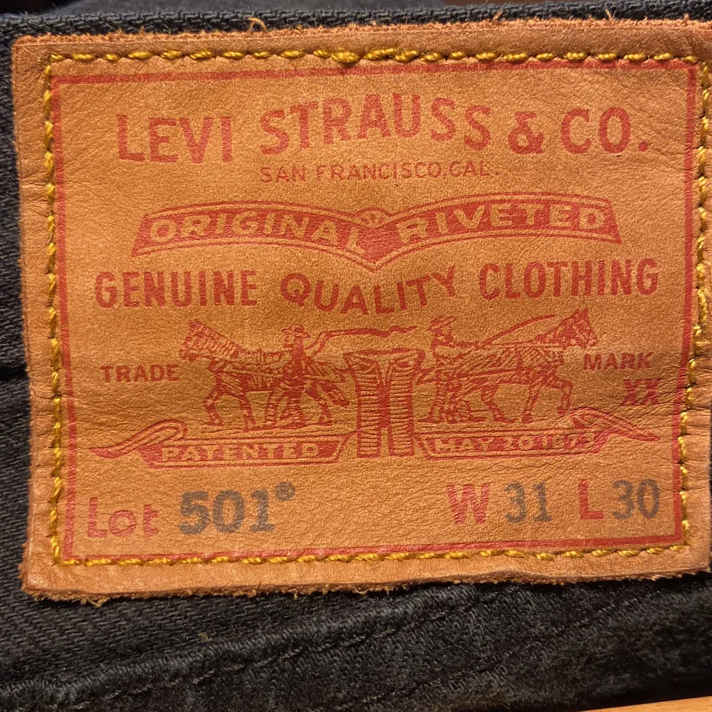 Levi’s 501, ett par svarta raka jeans i storleken 31x30. Bra skicka och inga defekter. Jeans & Byxor.