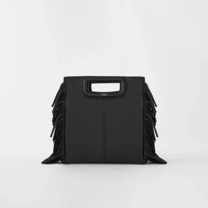 Maje  - Säljer denna fina väska från maje i mini. Bra skick, kvitto o dustbag finns. Köpte för 2500, säljer även i stor storlek i marin blå finns ett till inlägg på den.