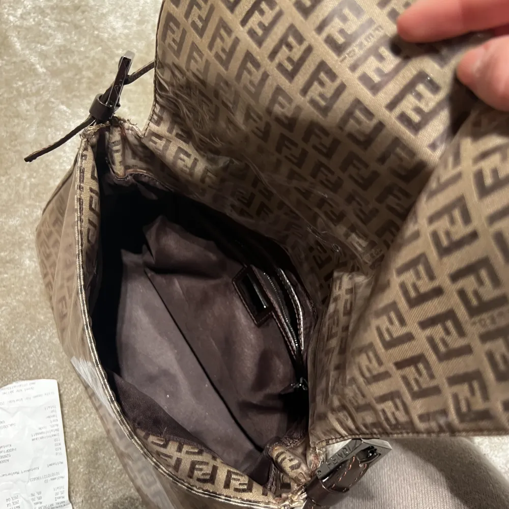 Annorlunda Fendi baguette väska  Inköpt på Vestiaire  Lite större än de vanliga så får plats mer än man tror . Väskor.