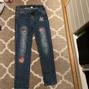 Byxor  - Byxor med saker på 