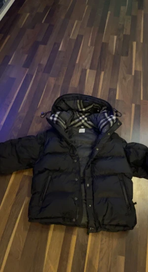 Burberry jacka - Burberry jacka i topp skick. Den kommer med tags och påse med och den är i storlek s men lite stor i storlek