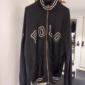 Ralph lauren kofta - Utanpåstickad "polo" logga. Häftig retro stil storlek. Storlek L. 490kr:-
