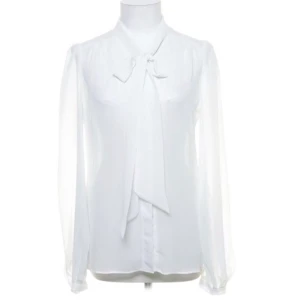 Skir blus m knytning - Supersnygg genomskinlig blus m rosettknytning, väldigt preppig! Säljes pga kommer inte till användning längre. Säljes för 50kr💕