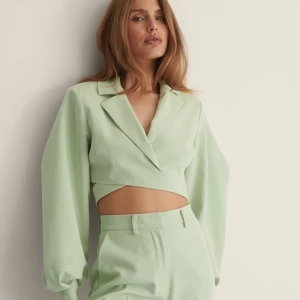 Ny kavaj från NA-KD - Hej! Jag köpte nya kläder från NA-KD som inte passar mig. Den är ny med prislappen på. Skriv för mer info☺️✨