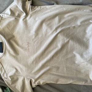 Limitato tshirt - Limitato tshirt inköpt från hemsidan från 2020 för 110euro, använd 1-2 gånger så är i princip i nyskick. Strlk m✌️