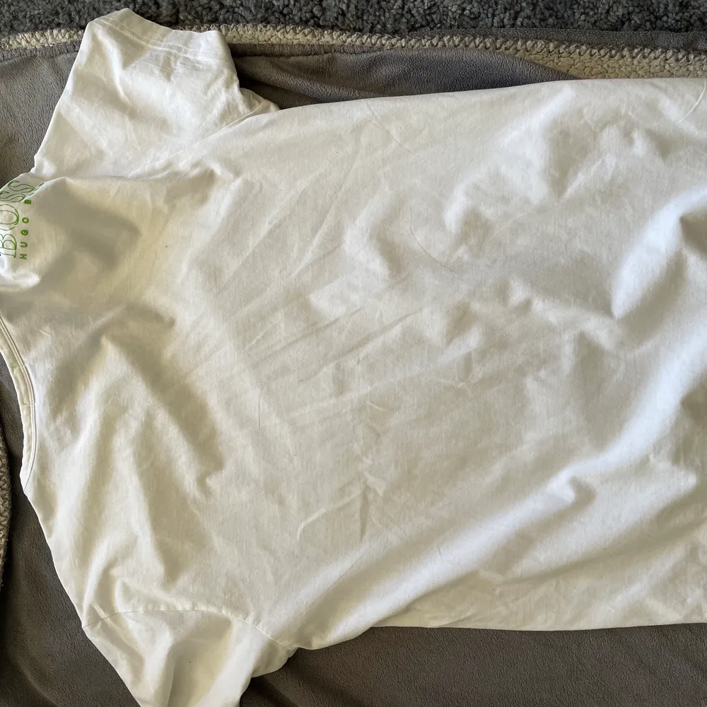 Boss tshirt inköpt 2020 från zalando för 699kr. Är använd under ett halvår så är i 8,5 och strlk m. T-shirts.