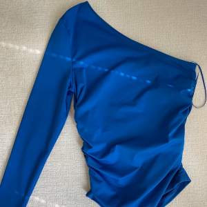 Jättefin blå off shoulder tröja som är ryschad i sidorna💕 Använt 1 gång endast så är i nyskick💕