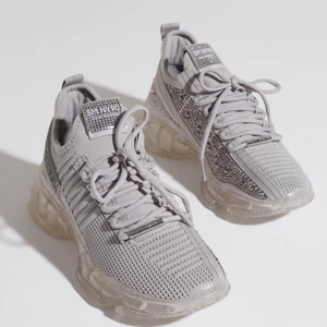 Steve Madden Sneakers - Har dessa Steve Madden i storlek 39, aldrig använda. Nypris 1149kr