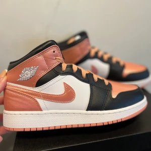 Air Jordan 1 Mid Gs - Säljer dessa oerhört fräscha Air Jordans. Har dem i olika storlekar : 36, 37,5 och 38. Köpta från Nike, kvitto finns. Skickas med spårbar frakt ☀️