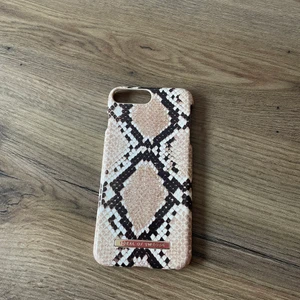 iPhone 8 Plus skal - Snyggt skal från ideal of sweden, liten spricka uppe vid kameran men inget som syns när skalet är på eller om man inte kollar nära! Passa iPhone 8 plus 