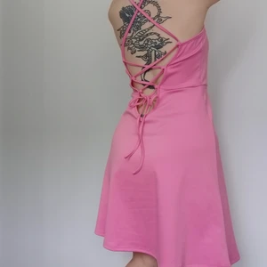 Rosa klänning med öppen rygg och knytning  - Så fin klänning som tyvärr är lite lång på mig. (Är 153cm). 