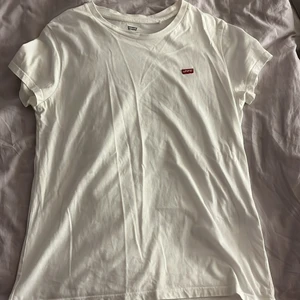 Levis tröja  - Vit Levis tröja storlek M. Aldrig använd 