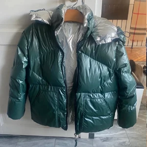 Sandro jacka - Såå så snygg jacka ifrån Sandro. Köpte i vintras men hann bara använda den i 2 månader. Nyskick och lapparna finns kvar. Inga slitningar alls, finns inte att köpa nånstans längre. Nypris ca 4995kr. Man kan vända den så den silvriga sidan är utåt.