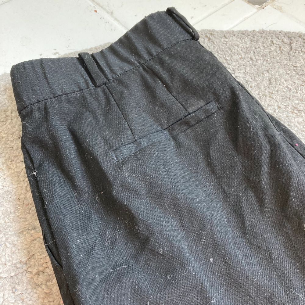 Hej! Jag säljer nu mina kostymbyxor. Köptes i julas och inte använda mycket sen dess då dom är för korta för mig som är 172 lång.. Köpta på hm för 299kr. Säljs för 70kr😍 Storlek 46 men små i strl så mer som 42-44. Sitter skit bekvämt och snyggt! 😍 . Kostymer.