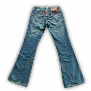Vintage 00s D&G Jeans - !-20%!Dom eftertraktade vintage Dolce & Gabbana jeansen med stor logga på baksidan! Dom är lågmidjade med flare cut!  MÅTT// Midja-72cm Innerbensmått-82cm Jag är 170cm lång! FORTSÄTTNING I KOMMENTARERNA!