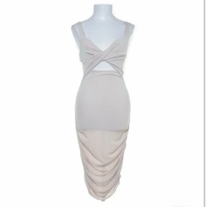 Klämming - Klänning från Shein i storlek medium, men skulle säga att den passar en small också 🦋 hör av er vid minsta intresse eller funderingar💕 spårbar frakt på 51kr tillkommer📦