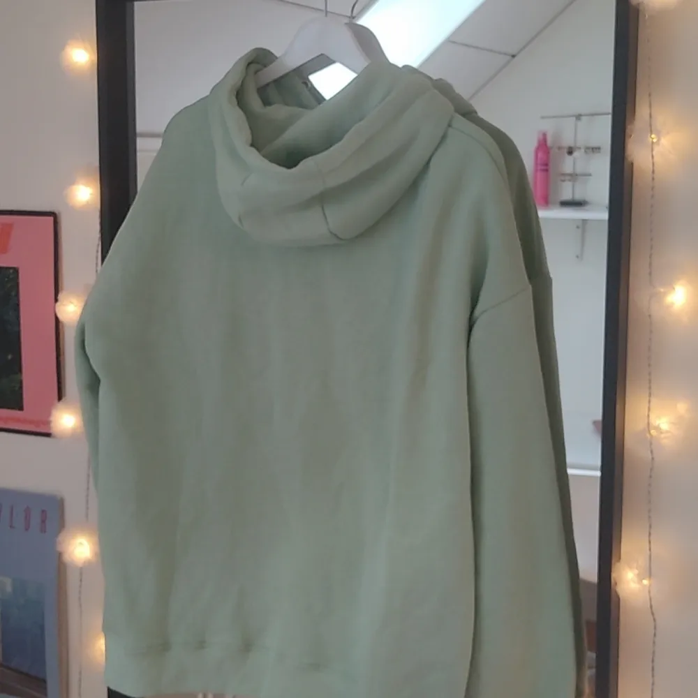 Pastellgrönn hoodie som är lite mer grön i verkligheten än på bilden, aldrig använd 🤪 Oversized . Tröjor & Koftor.