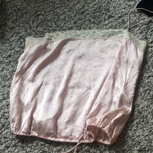 Linne  - Ett gulligt rosa linne från Theory, aldrig använd. I bra skick och i fint silkes material. 