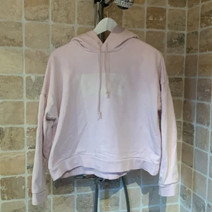 Levis hoodie M - Levis hoodie i stl M men kortare skuren så skulle säga en S. ljust rosa