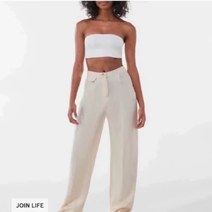 Linnebyxor  - Jättefina linnebyxor från Bershka. Sparsamt använda med inga tecken på slitage. Strl S men de sitter ganska tajt i midjan. Benen är vida. Jag är 176cm och de sitter bra i benen. Stängs med knapp och dragkedja. Skriv för fler bilder!