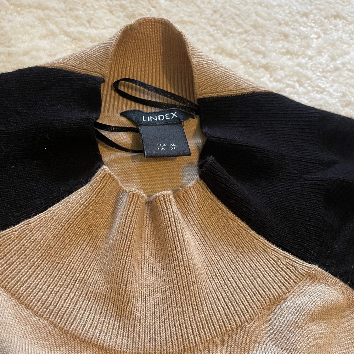 En stickad svart, beige tröja  - 90