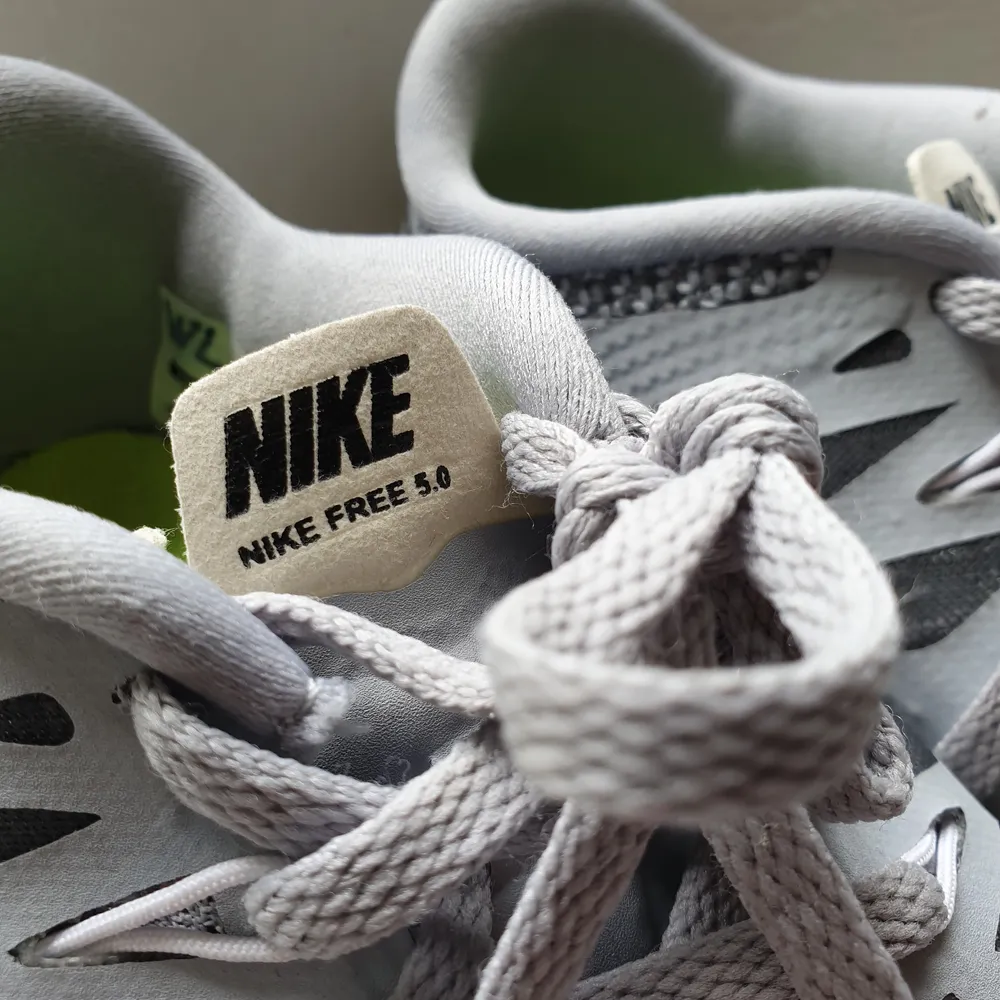 Supersköna, knappt använda Nike skor i hög kvalité. Perfekta för både löpning och vardagligt bruk. Köpta i USA för nypris: $125.. Skor.