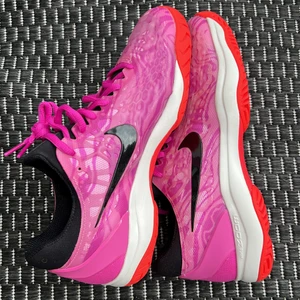 Nike air zoom cage 3 tennisshoe  - Tenniskor i fin lila färg. Aldrig använda vilket syns på sulan. Skön och bra tennissko för de med lite bredare fötter. Det är en all round sko. Nypris 1400.