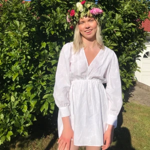 Klänning Zara - Superfin sommarklänning från Zara. Använd en gång. Storlek M, nypris 559 kr Köparen står för frakten 