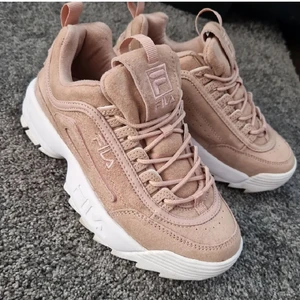 Fila sneakers str.37,5 - Säljer mina Fila sneakers i str.37,5  Us 6,5 Skorna är i jätte bra skick.  