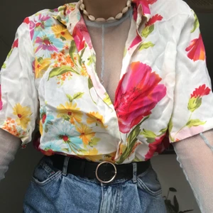 Sommarskjorta!!! - Superfin sommarskjorta med blommor! Tyget är tunt och skönt, alltså perfekt för den där sommarfesten eller poolpartyt;) Den är i M/L men är du en S blir den snyggt oversized!
