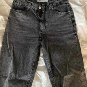 Gråa zara jeans som jag säljer för att de är för korta. Jag är 167 och de blir för korta när jag sitter ner. Hör av er för fler bilder💕frakten ligger på 79kr
