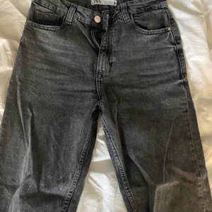 Zara jeans - Gråa zara jeans som jag säljer för att de är för korta. Jag är 167 och de blir för korta när jag sitter ner. Hör av er för fler bilder💕frakten ligger på 79kr