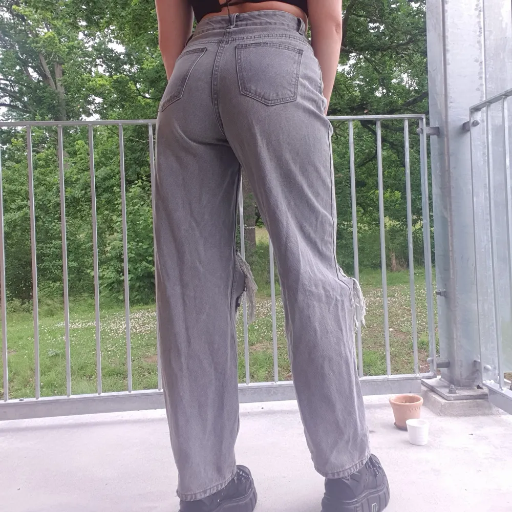 Highwaisted Grey Jeans with distressed knees. Love the baggy fit, sturdy denim.  Fits a size 36/38 with a loose oversized fit. I am 173cm tall and these fit well. Worn once. Jeans & Byxor.