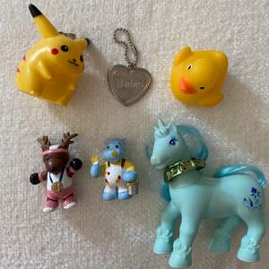 Lite blandade små leksaker 🥰💜💕 En pikachu nyckelring, en Barbie nyckelring, badanka, två små figurer, och en (EJ ÄKTA) my little pony häst 💖💜💘 Tänkte mig typ 10kr styck utan frakt, men fixar gärna paketpris på flera saker 🥰💖🌸 