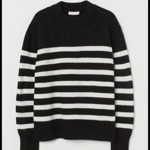 Randig stickad tröja - Säljer min stickade tröja då den inte längre kommer till användning hos mig!😊 hör av dig vid fler frågor eller intresse!